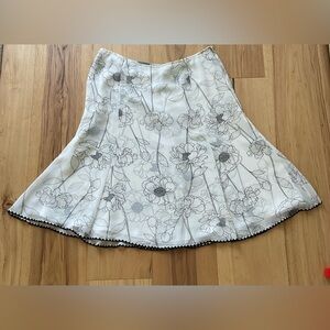 White House Black Market Black/White Floral Design Skirt, Size 6.